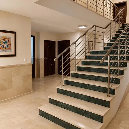 10 3br2bh Jacuzzi Free Parking